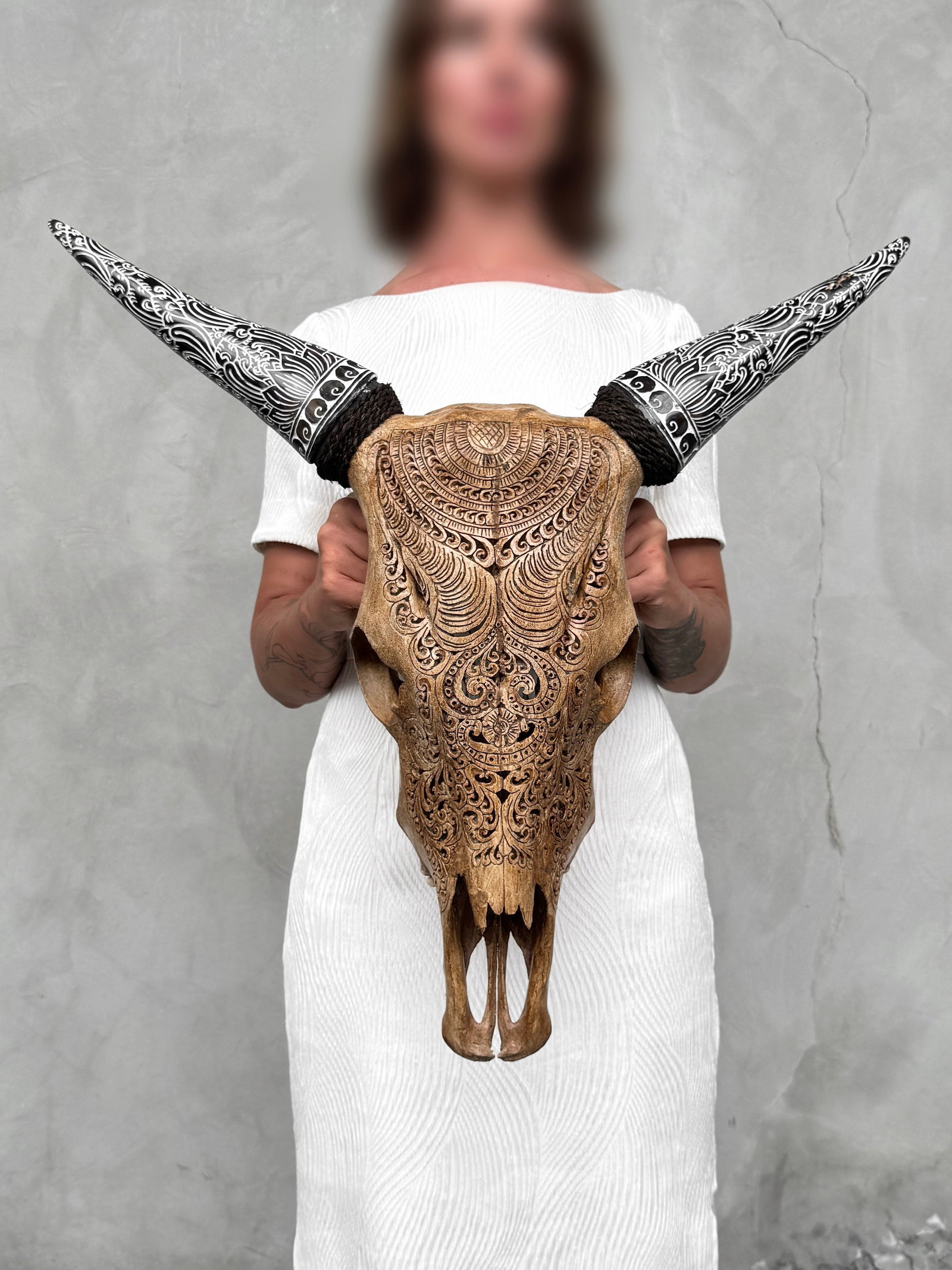 Brown cow skull with bohemian carved horns - Badong motif: Title: Brown cow skull with bohemian carved horns - Badong motif Maker:Unknown Origin: Indonesia Date/Period:2026 Materials:Bos Taurus, Bone, Horn Dimensions:Height: 61 cm / 24 inches Width: 64 cm /