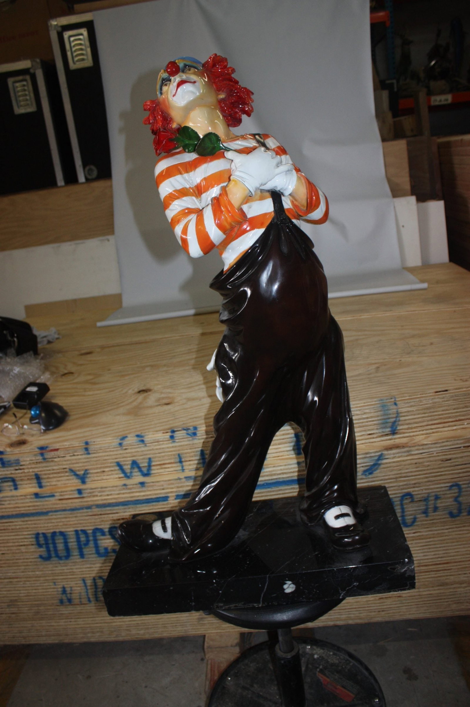 Bronze Standing Clown With Flowers Statue - 3