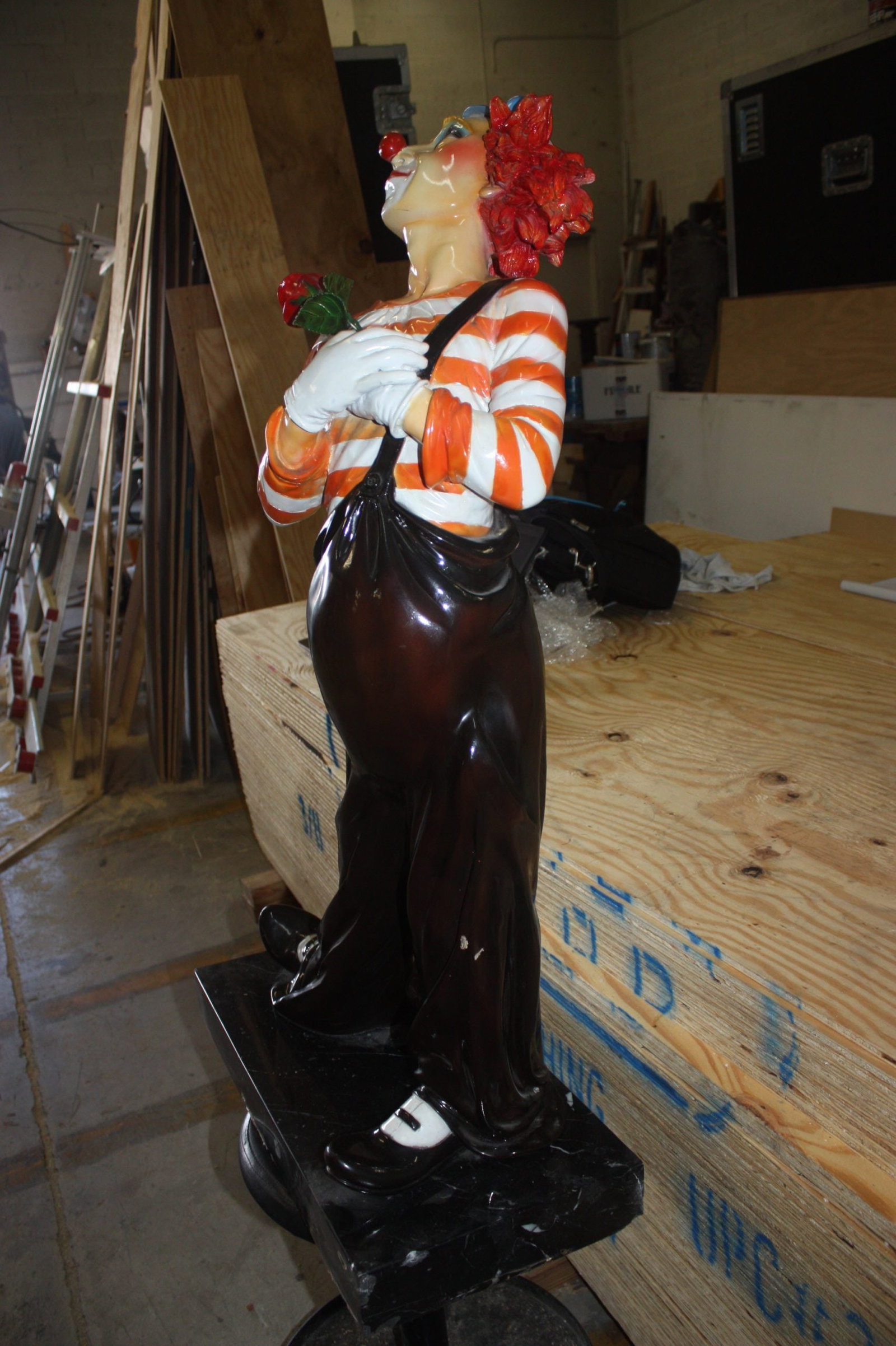 Bronze Standing Clown With Flowers Statue - 6