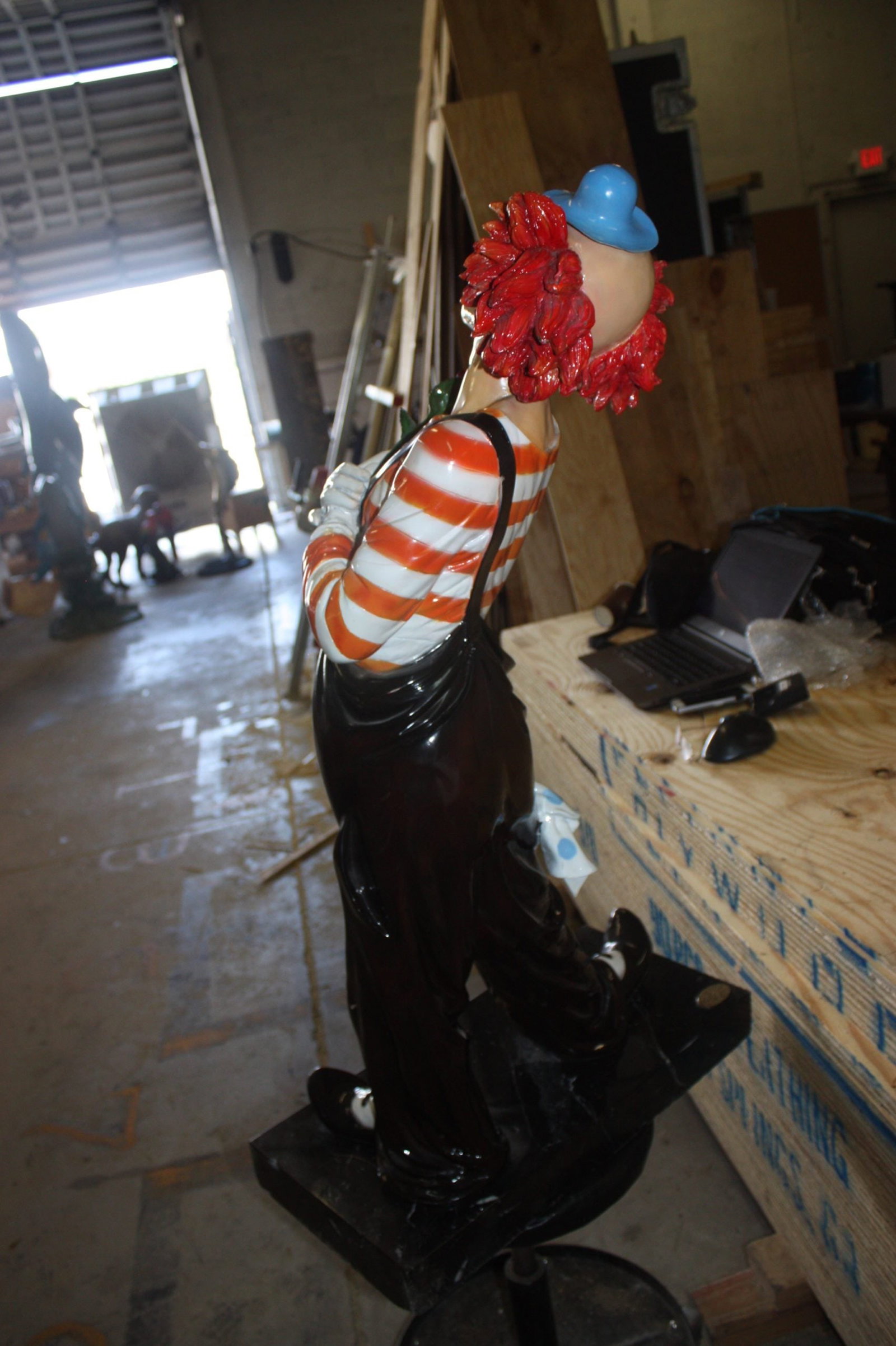 Bronze Standing Clown With Flowers Statue - 7