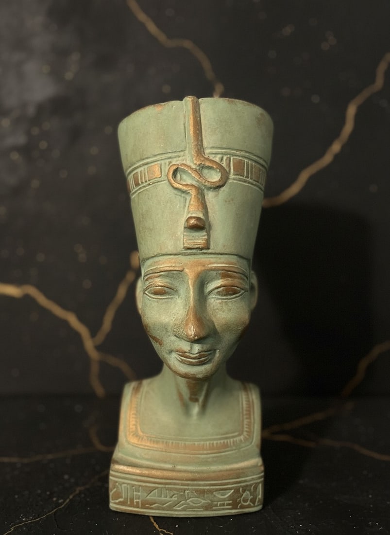 Ancient Egypt Nefertiti Bust Sculpture Egyptian Queen Stone Figurine Decor: Title:Ancient Egypt Nefertiti Bust Sculpture Egyptian Queen Stone Figurine Decor Description:This vintage item remains in great condition and is ready for continued use or display. Specifications: