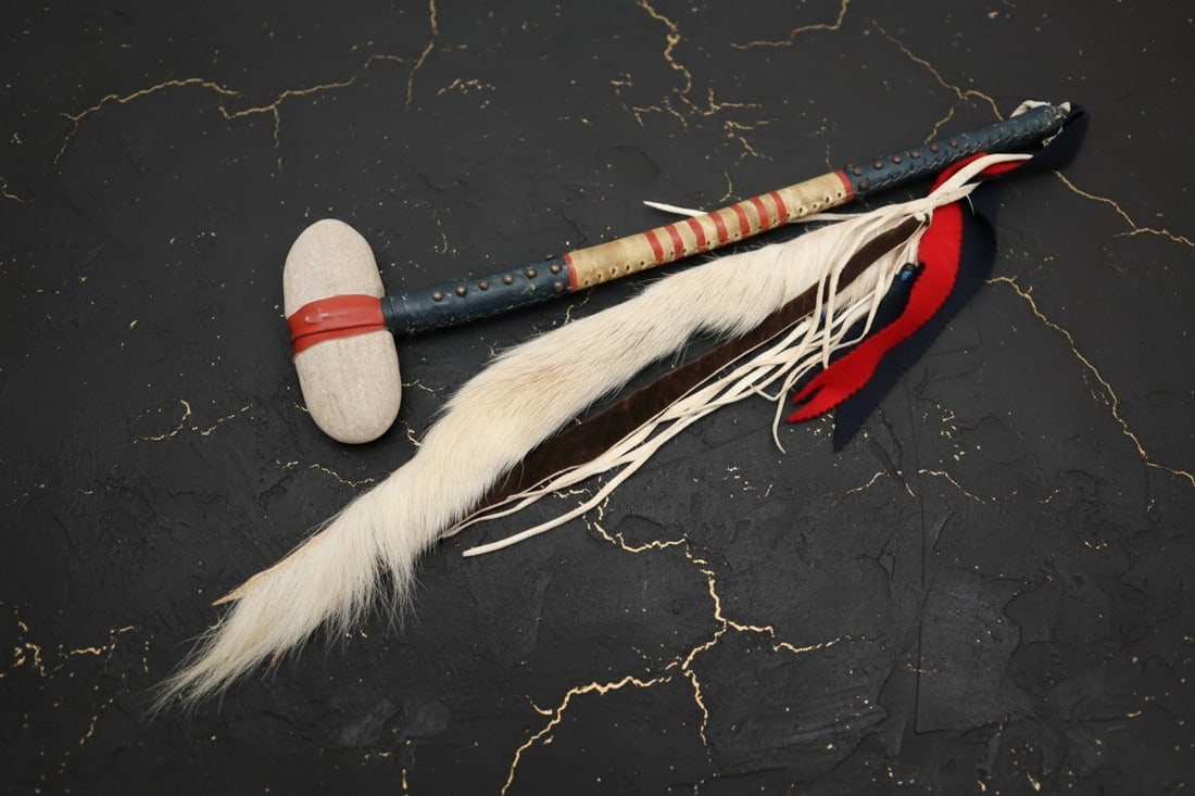 20" Antique Plains Native Stone Head War Club Tomahawk Tool Tribal Artifact: Title:20" Antique Plains Native Stone Head War Club Tomahawk Tool Tribal Artifact Description:This beautiful vintage piece features a distinct aesthetic and remains in good overall vintage condition. 