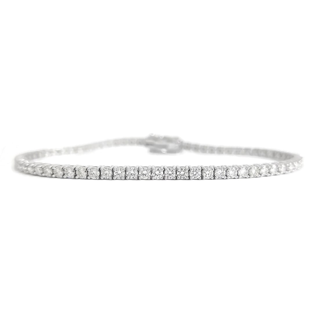 Round Diamond Tennis Bracelet 14K White Gold, 7 Inches, 3.01 CTW: Round Diamond Tennis Bracelet 14K White Gold, 7 Inches, 3.01 CTW This is a lovely classic tennis bracelet! Please let us know if you have any questions :) Diamonds: 77 round brilliant cuts, 3.01 ctw,