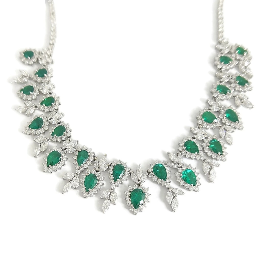 Green Emerald Diamond Halo Gemstone Festoon Bib Necklace 18K White Gold 19.77 TW: Green Emerald Diamond Halo Gemstone Festoon Bib Necklace 18K White Gold 19.77 CTW This is a gorgeous necklace. Please let us know if you have any questions. Gemstones: 21 pear shape green emeralds 8.2