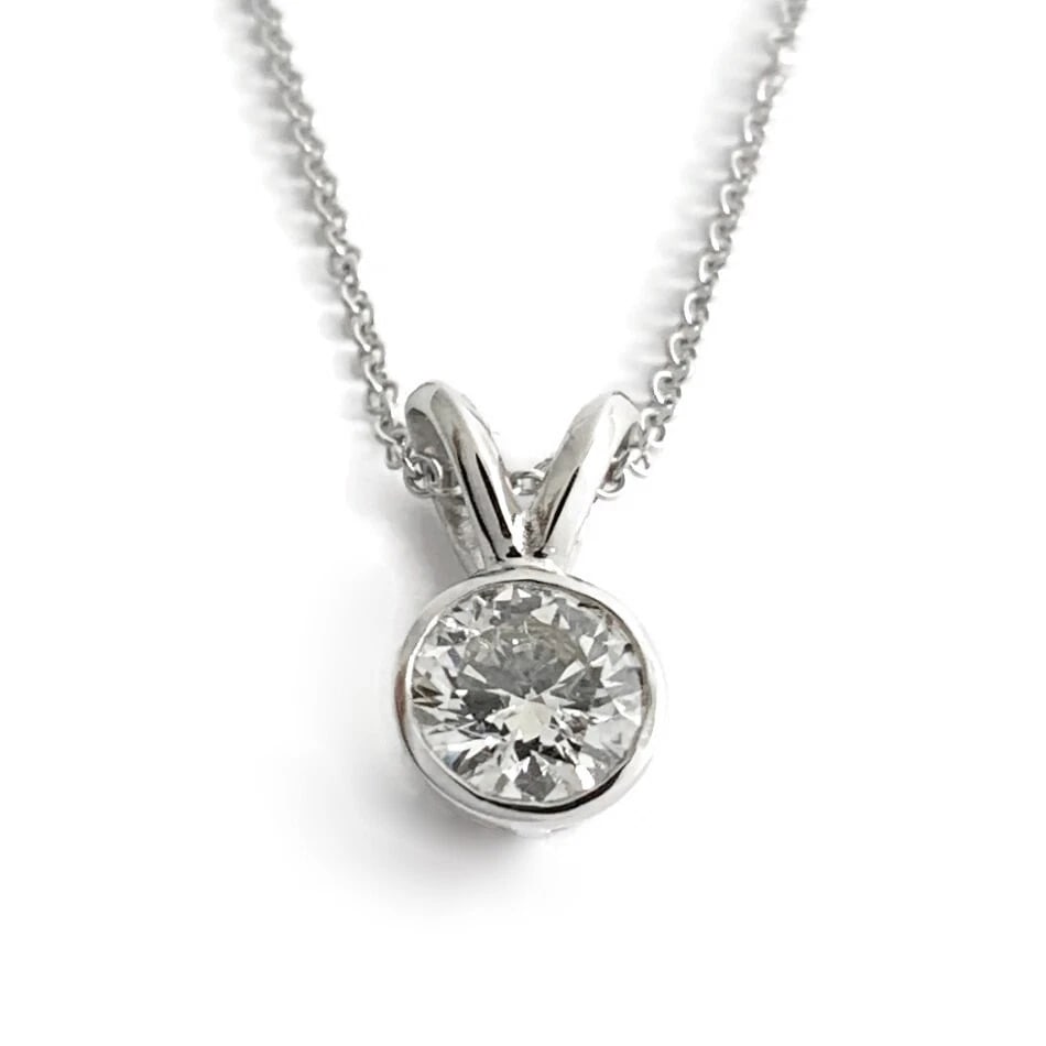 Round Diamond Solitaire Bezel Pendant Necklace 14K White Gold, .60 CT, 2.20 Gram: Round Diamond Solitaire Bezel Pendant Necklace 14K White Gold, .60 CT, 2.20 Grams This is a gorgeous classic diamond solitaire necklace! Please let us know if you have any questions. Diamond: 1 round 