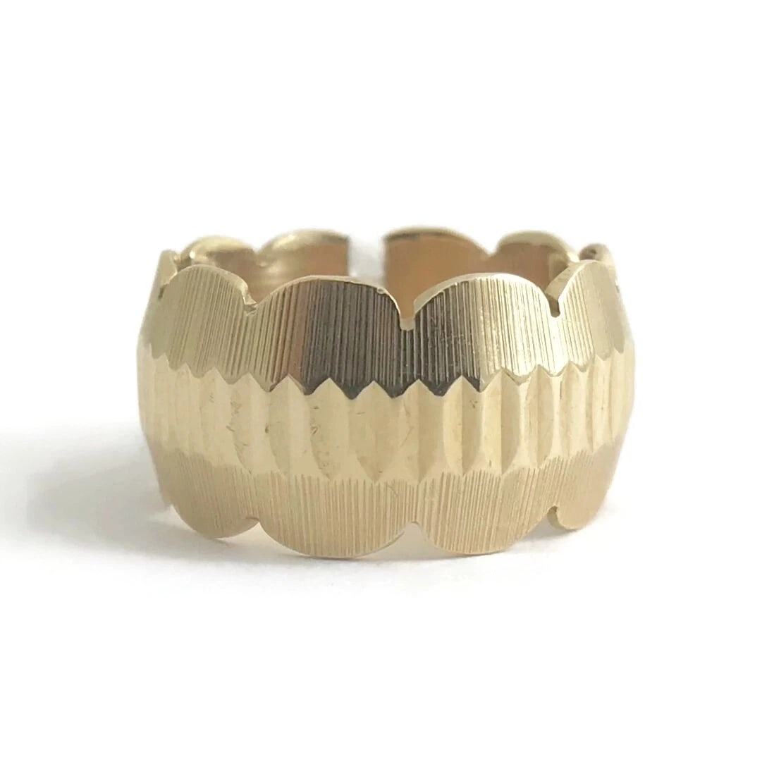 Wide Scalloped Etched Band Ring in 14K Yellow Gold, Size 5.75, 10 mm, 7.40 Grams: Wide Scalloped Etched Band Ring in 14K Yellow Gold, Size 5.75, 10 mm, 7.40 Grams Make a statement with this gorgeous ring. Please let us know if you have any questions. Metal: 14K yellow gold Weight: 