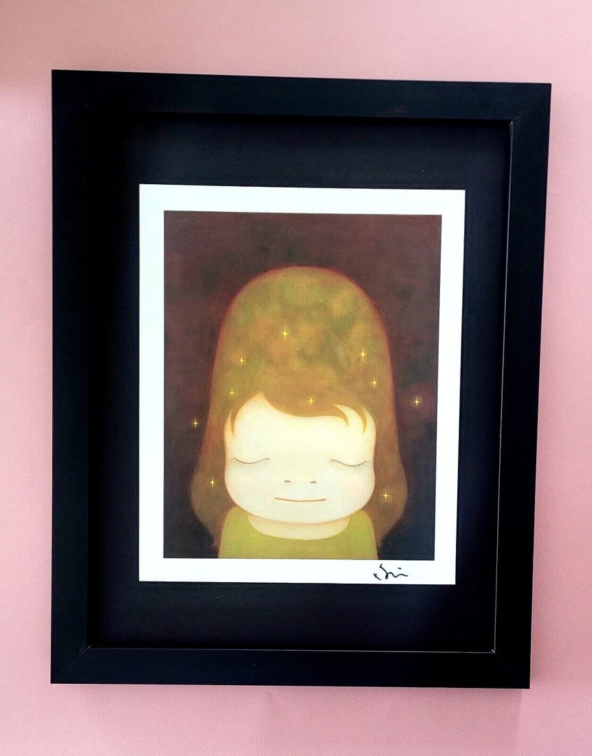 YOSHITOMO NARA | BEAUTIFUL PRINT FROM JAPAN | SIGNED Collector Piece Framed: YOSHITOMO NARA FRAMED PRINT FROM TOKYO FACSIMILE SIGNED IN INK MOUNTED IN A BLACKBOARD 14 X 11 in FRAME COVERS AN AREA OF 16 X 13 in MOUNTED AND FRAMED EXCELLENT CONDITIONS WILL BE CAREFULLY SHIPPED