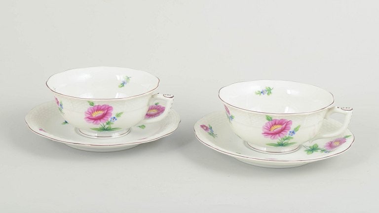 Herend, Hungary. Set of two porcelain teacups with saucers with flowers in pink and blue tones.: Herend, set of two teacups with saucers. Set consisting of two hand-painted teacups with matching saucers in porcelain from Herend. Decorated with naturalistic flowers in pink and blue tones with deli