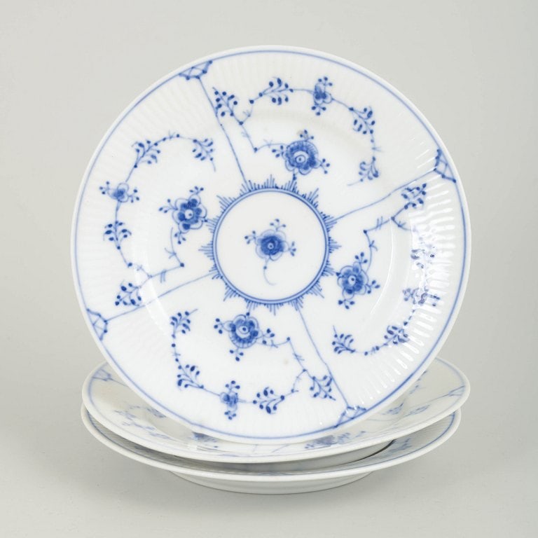 Royal Copenhagen, Denmark. Blue Fluted Plain, set of three porcelain cake plates with decoration in: Royal Copenhagen Blue Fluted Plain, set of three cake plates. Set of three hand-painted porcelain cake plates from the Blue Fluted Plain service with classic underglaze decoration in cobalt blue. Mode
