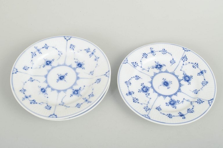 Royal Copenhagen, Denmark. Blue Fluted Plain, set of three porcelain cake plates with decoration in - 2
