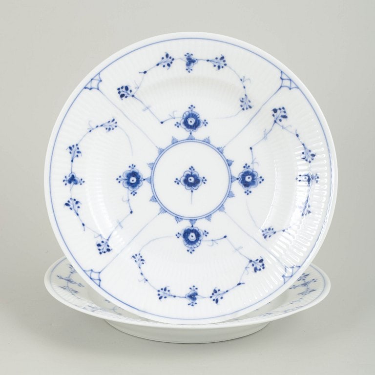 Royal Copenhagen, Denmark. Blue Fluted Plain, set of two porcelain dinner plates with decoration in: Royal Copenhagen Blue Fluted Plain, set of two dinner plates. Set of two hand-painted porcelain dinner plates from the Blue Fluted Plain service with classic underglaze decoration in cobalt blue. Mode