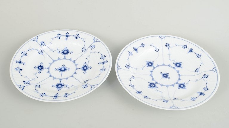 Royal Copenhagen, Denmark. Blue Fluted Plain, set of two porcelain dinner plates with decoration in - 2