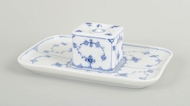 Royal Copenhagen, Denmark. Blue Fluted Plain porcelain inkwell with blue underglaze decoration.: Royal Copenhagen Blue Fluted Plain inkwell. Rectangular inkwell with integrated square ink container and lid in white glazed porcelain with hand-painted blue underglaze decoration in the Blue Fluted P