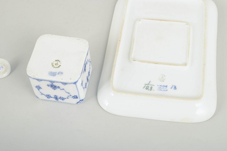 Royal Copenhagen, Denmark. Blue Fluted Plain porcelain inkwell with blue underglaze decoration. - 4