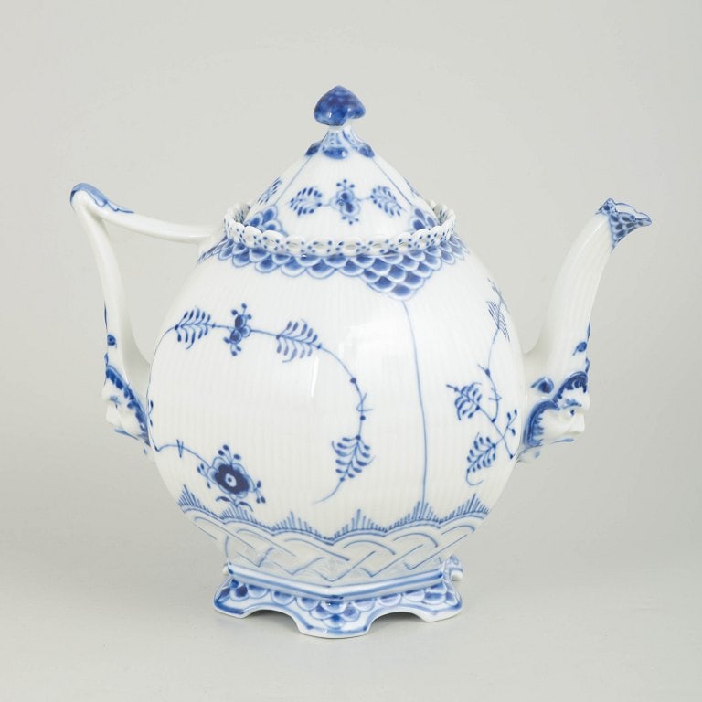 Royal Copenhagen, Denmark. Blue Fluted Full Lace, porcelain teapot with decoration in cobalt blue.: Royal Copenhagen Blue Fluted Full Lace, teapot. Teapot in hand-painted porcelain from the Blue Fluted Full Lace service with classic underglaze decoration in cobalt blue and richly detailed pierced la
