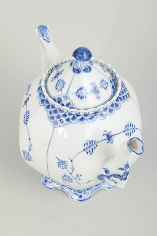 Royal Copenhagen, Denmark. Blue Fluted Full Lace, porcelain teapot with decoration in cobalt blue. - 2