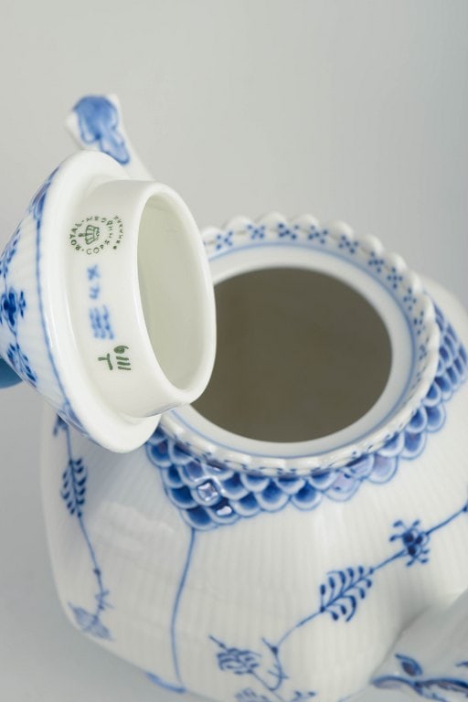 Royal Copenhagen, Denmark. Blue Fluted Full Lace, porcelain teapot with decoration in cobalt blue. - 4