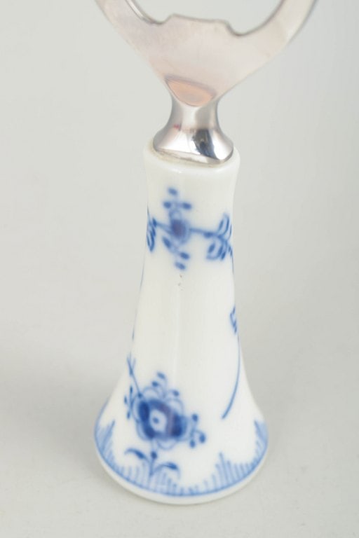 Royal Copenhagen, Denmark. Blue Fluted Plain, porcelain bottle opener with decoration in cobalt - 2