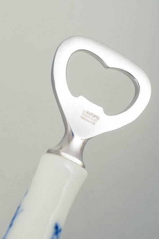 Royal Copenhagen, Denmark. Blue Fluted Plain, porcelain bottle opener with decoration in cobalt - 3