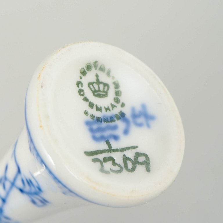 Royal Copenhagen, Denmark. Blue Fluted Plain, porcelain bottle opener with decoration in cobalt - 4