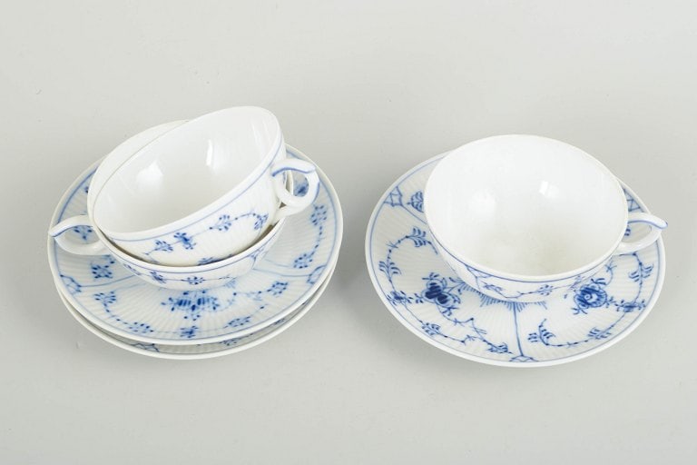 Royal Copenhagen, Denmark. Blue Fluted Plain, set of three porcelain tea cups with decoration in - 2