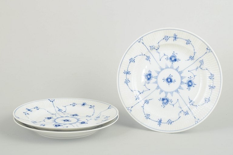 Royal Copenhagen, Denmark. Blue Fluted Plain, set of three dinner plates with decoration in cobalt: Royal Copenhagen Blue Fluted Plain, set of three dinner plates. Set of three hand-painted porcelain dinner plates from the Blue Fluted Plain service with classic underglaze decoration in cobalt blue. 
