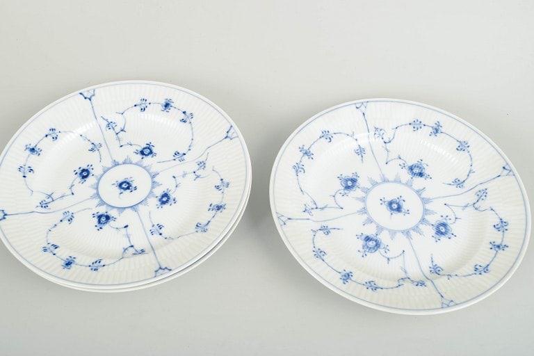 Royal Copenhagen, Denmark. Blue Fluted Plain, set of three dinner plates with decoration in cobalt - 2