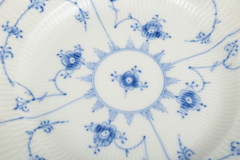 Royal Copenhagen, Denmark. Blue Fluted Plain, set of three dinner plates with decoration in cobalt - 3