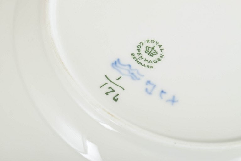 Royal Copenhagen, Denmark. Blue Fluted Plain, set of three dinner plates with decoration in cobalt - 4