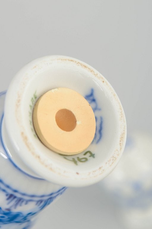 Royal Copenhagen, Denmark. Blue Fluted Full Lace, porcelain salt and pepper set with decoration in - 4