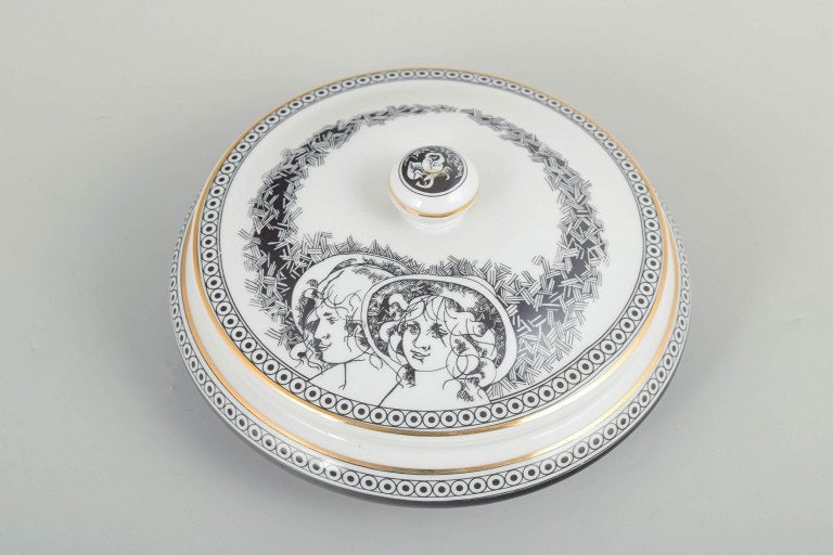 Hollóháza, Hungary. Round lidded bowl in white glazed porcelain with black decorative - 2