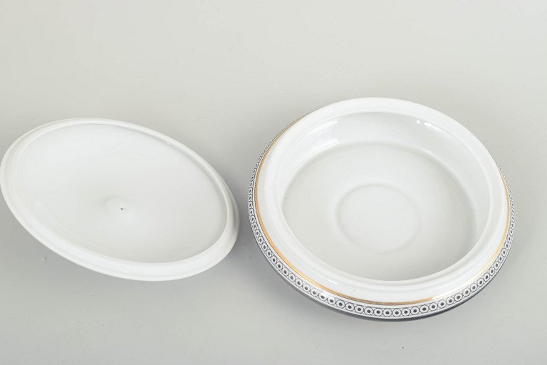 Hollóháza, Hungary. Round lidded bowl in white glazed porcelain with black decorative - 3