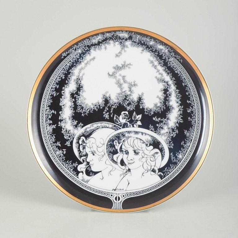Hollóháza, Hungary. Large round dish in white glazed porcelain. Approx. 1960s.: Hollóháza, large dish. Large round dish in white glazed porcelain with black decorative border and figural motif on the lid. Produced by the Hollóháza Porcelain Manufactory.