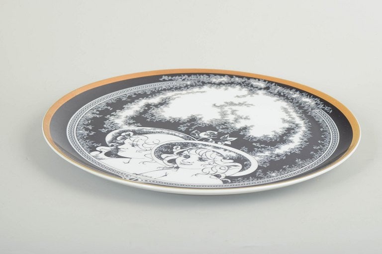 Hollóháza, Hungary. Large round dish in white glazed porcelain. Approx. 1960s. - 2