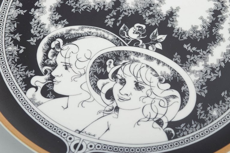 Hollóháza, Hungary. Large round dish in white glazed porcelain. Approx. 1960s. - 3