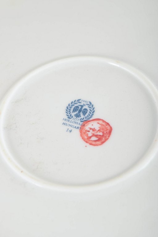 Hollóháza, Hungary. Large round dish in white glazed porcelain. Approx. 1960s. - 4