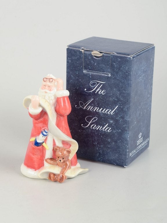 Royal Copenhagen, Denmark. Rare Santa Claus porcelain figurine with teddy bear and toy. Dated 2003. - 5