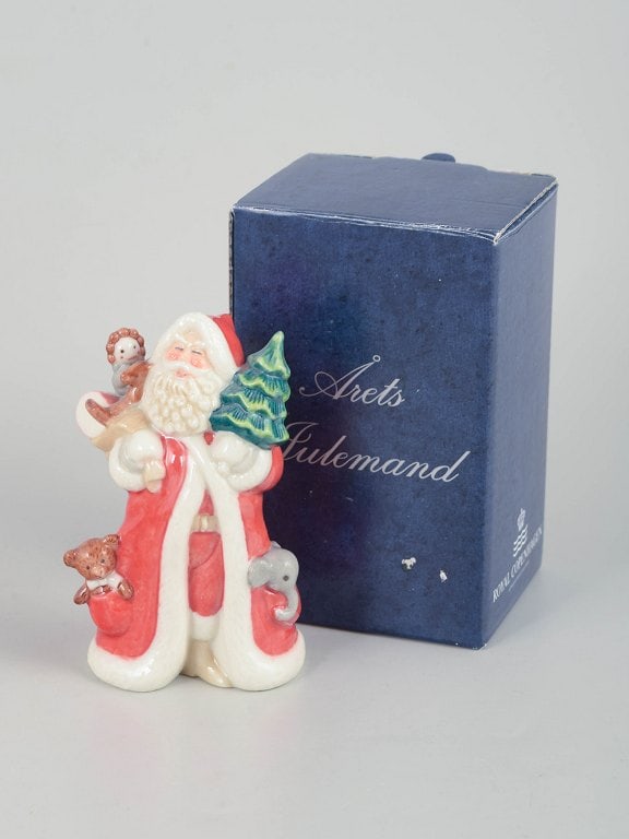Royal Copenhagen, Denmark. Rare Santa Claus porcelain figurine with gift sack over the shoulder. - 5