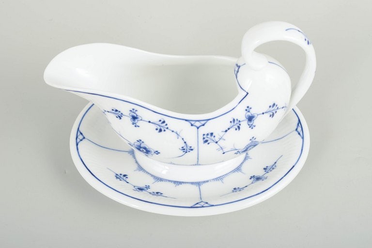 Royal Copenhagen, Denmark. Blue Fluted Plain porcelain sauce boat with decoration in cobalt blue. - 2