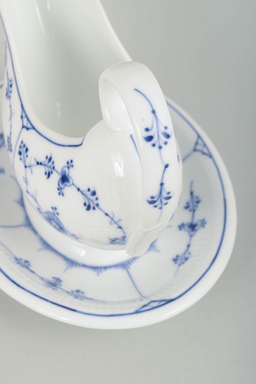 Royal Copenhagen, Denmark. Blue Fluted Plain porcelain sauce boat with decoration in cobalt blue. - 3