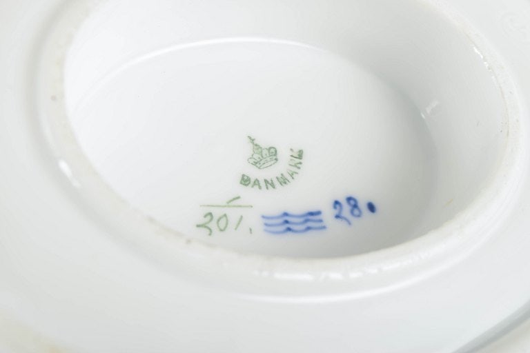 Royal Copenhagen, Denmark. Blue Fluted Plain porcelain sauce boat with decoration in cobalt blue. - 4