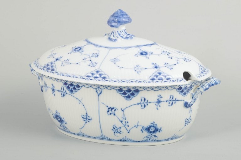 Royal Copenhagen, Denmark. Blue Fluted Half Lace, large porcelain tureen with decoration in cobalt: Royal Copenhagen Blue Fluted Half Lace, large tureen. Large tureen in hand-painted porcelain from the Blue Fluted Half Lace service with classic underglaze decoration in cobalt blue and characteristic