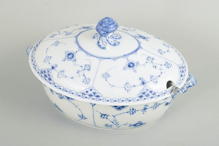 Royal Copenhagen, Denmark. Blue Fluted Half Lace, large porcelain tureen with decoration in cobalt - 2