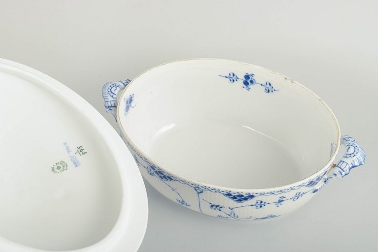 Royal Copenhagen, Denmark. Blue Fluted Half Lace, large porcelain tureen with decoration in cobalt - 3