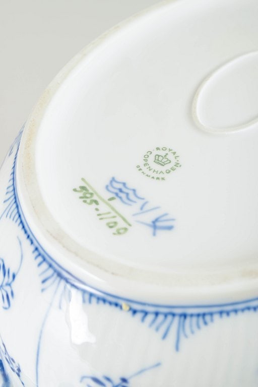 Royal Copenhagen, Denmark. Blue Fluted Half Lace, large porcelain tureen with decoration in cobalt - 4