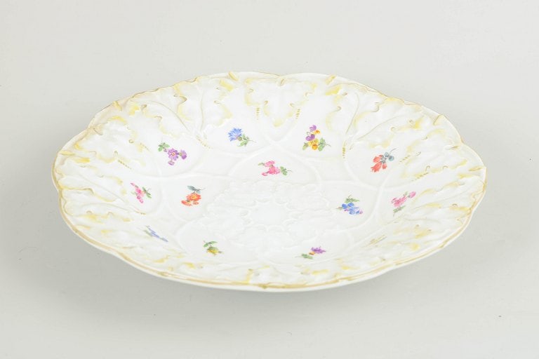 Meissen, Germany. Large circular porcelain dish with relief floral decoration. Approx. 1930s. - 2