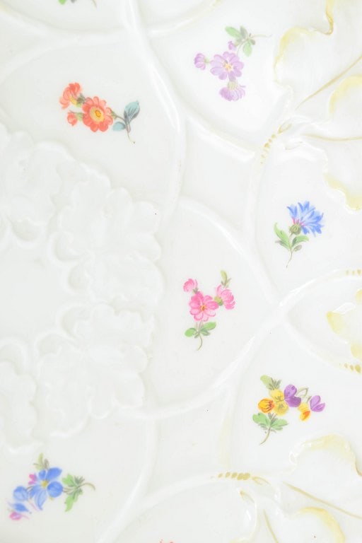 Meissen, Germany. Large circular porcelain dish with relief floral decoration. Approx. 1930s. - 3