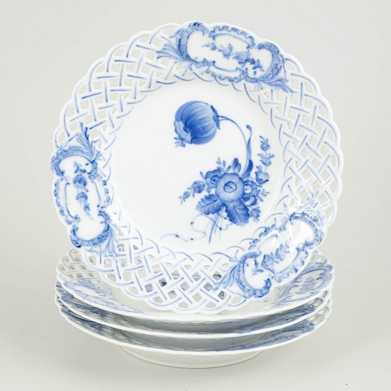 Royal Copenhagen, Denmark. Blue Flower, set of four porcelain lunch plates with decoration in cobalt (1 of 4)