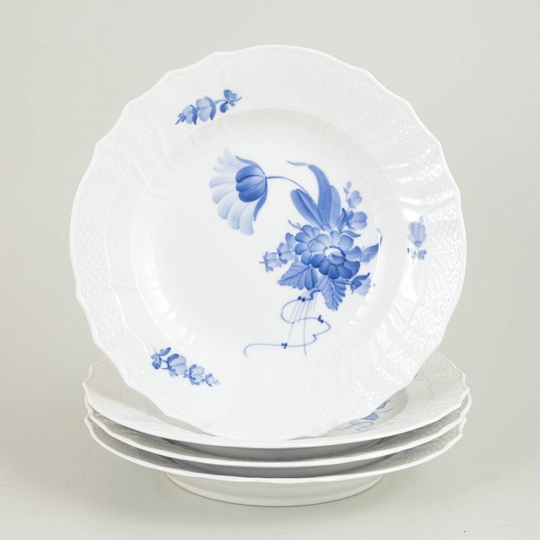 Royal Copenhagen, Denmark. Blue Flower Curved, set of four porcelain dinner plates with decoration (1 of 4)