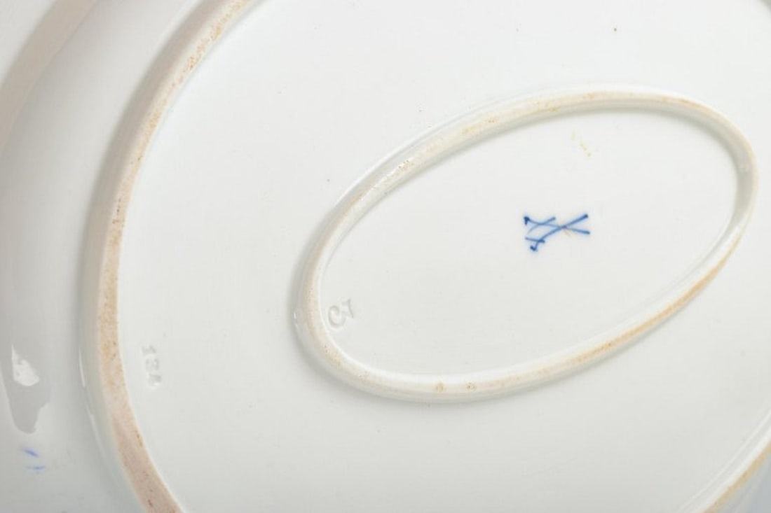 Meissen, Germany. Serving platter in white-glazed porcelain with scalloped rim and blue trim. Circa - 4